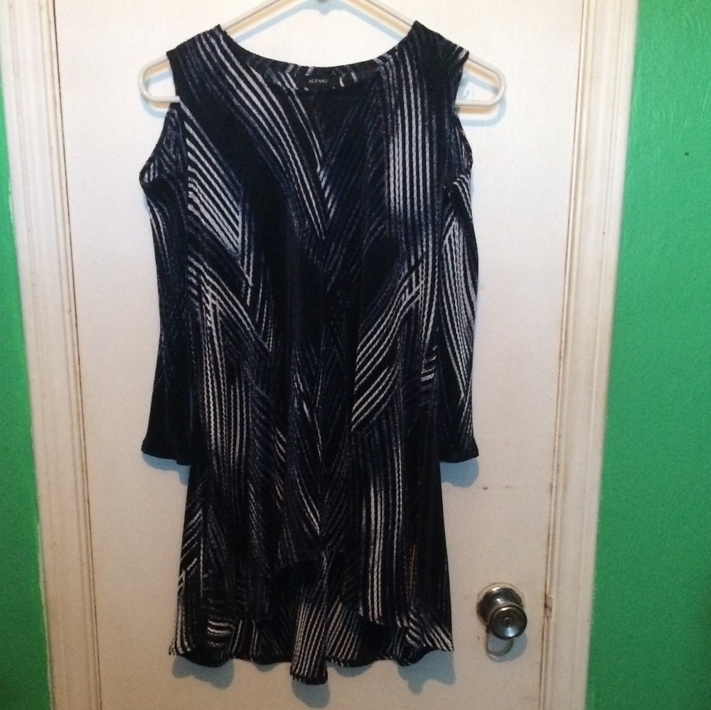 Alfani navy & white accordion type blouse